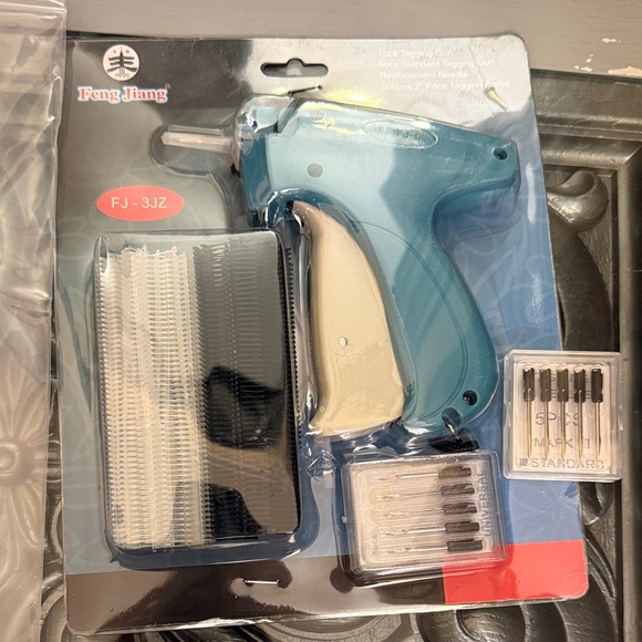 Feng Jiang Clothing Blue Tagging Gun Set with Accessories - Picture 1 of 7